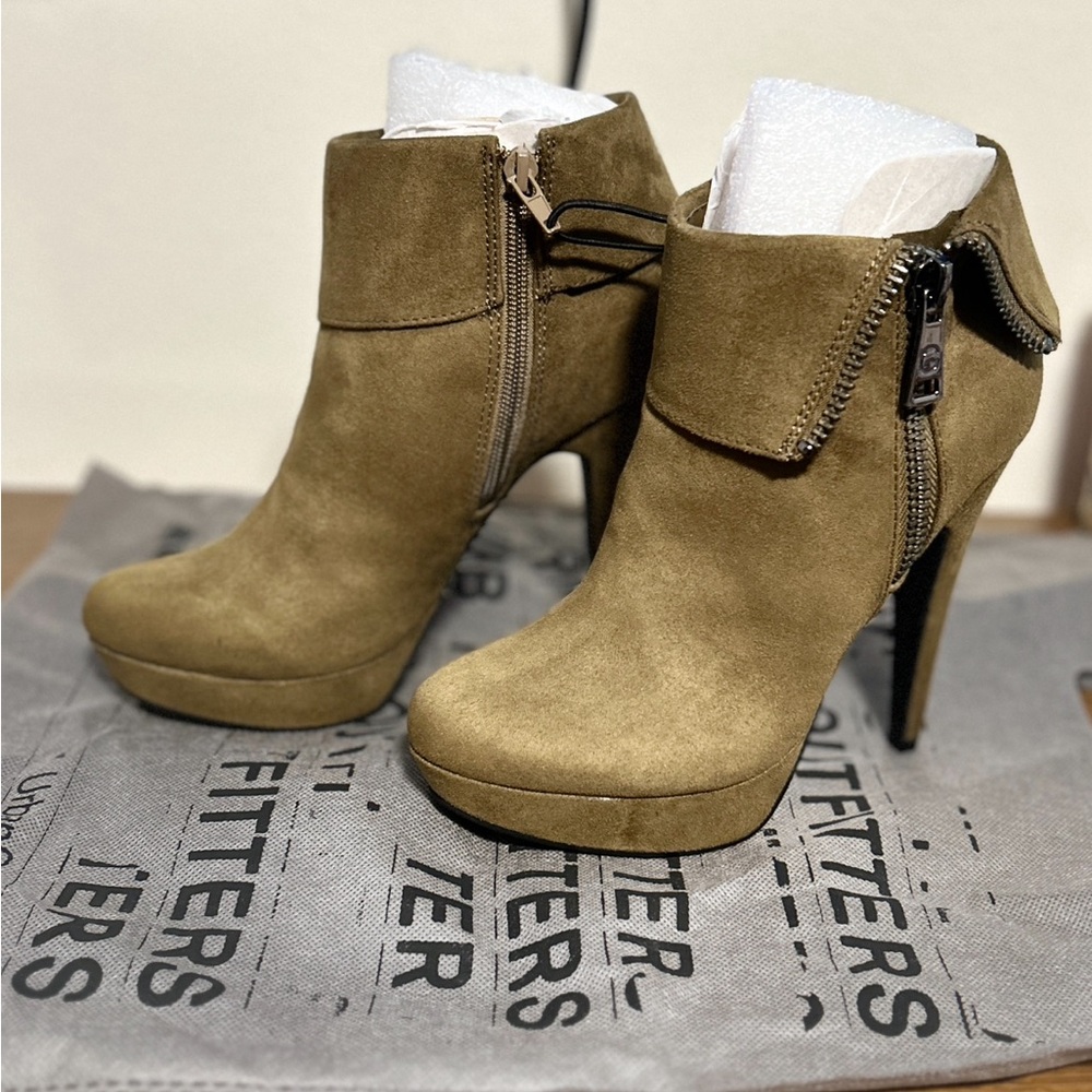 BNWT woman's Guess Army Green cuff Ankle boots/booties